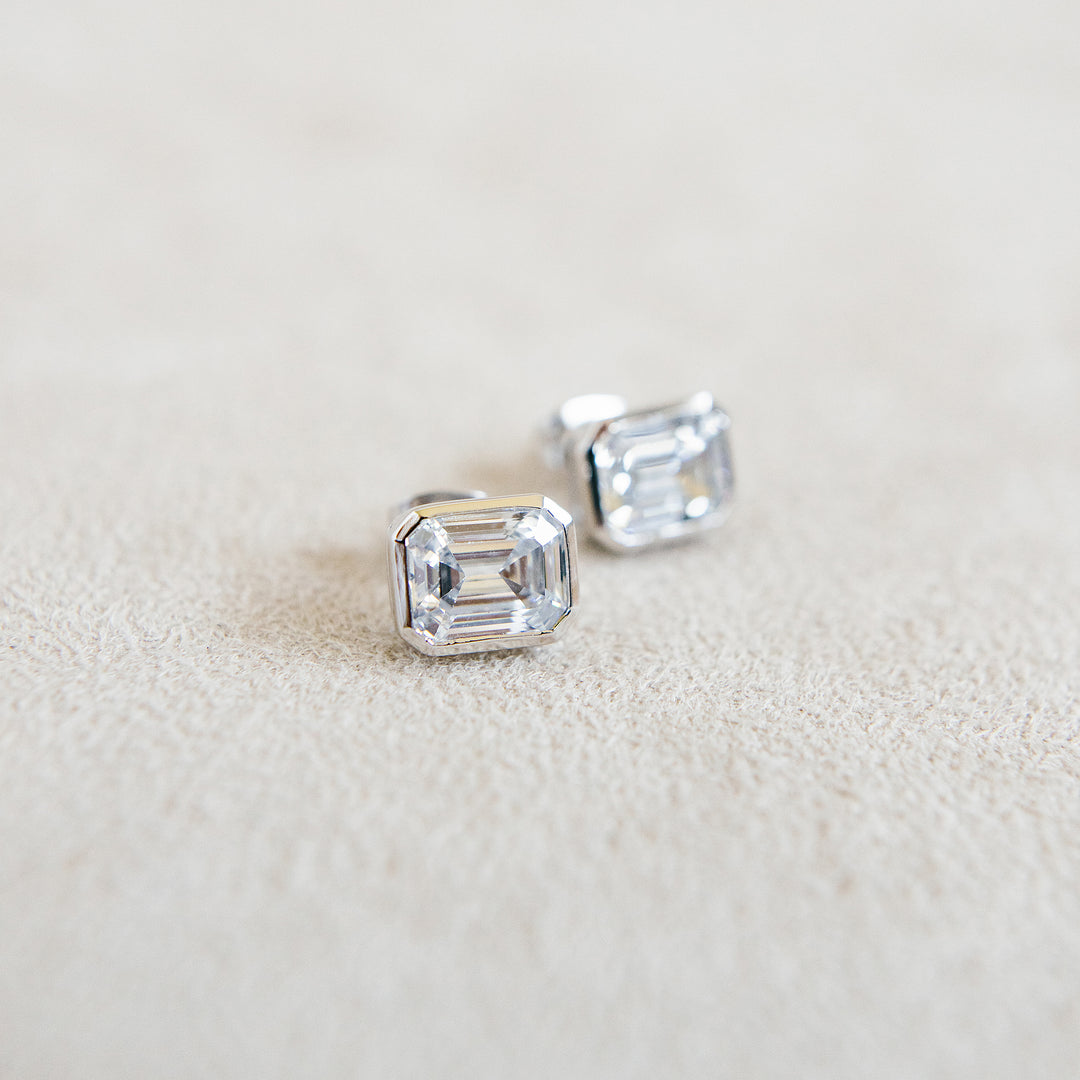 G Stud Earrings in White Gold