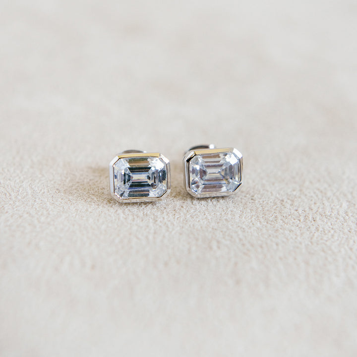 G Stud Earrings in White Gold