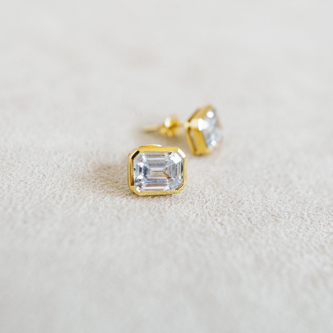 G Stud Earrings in Yellow Gold