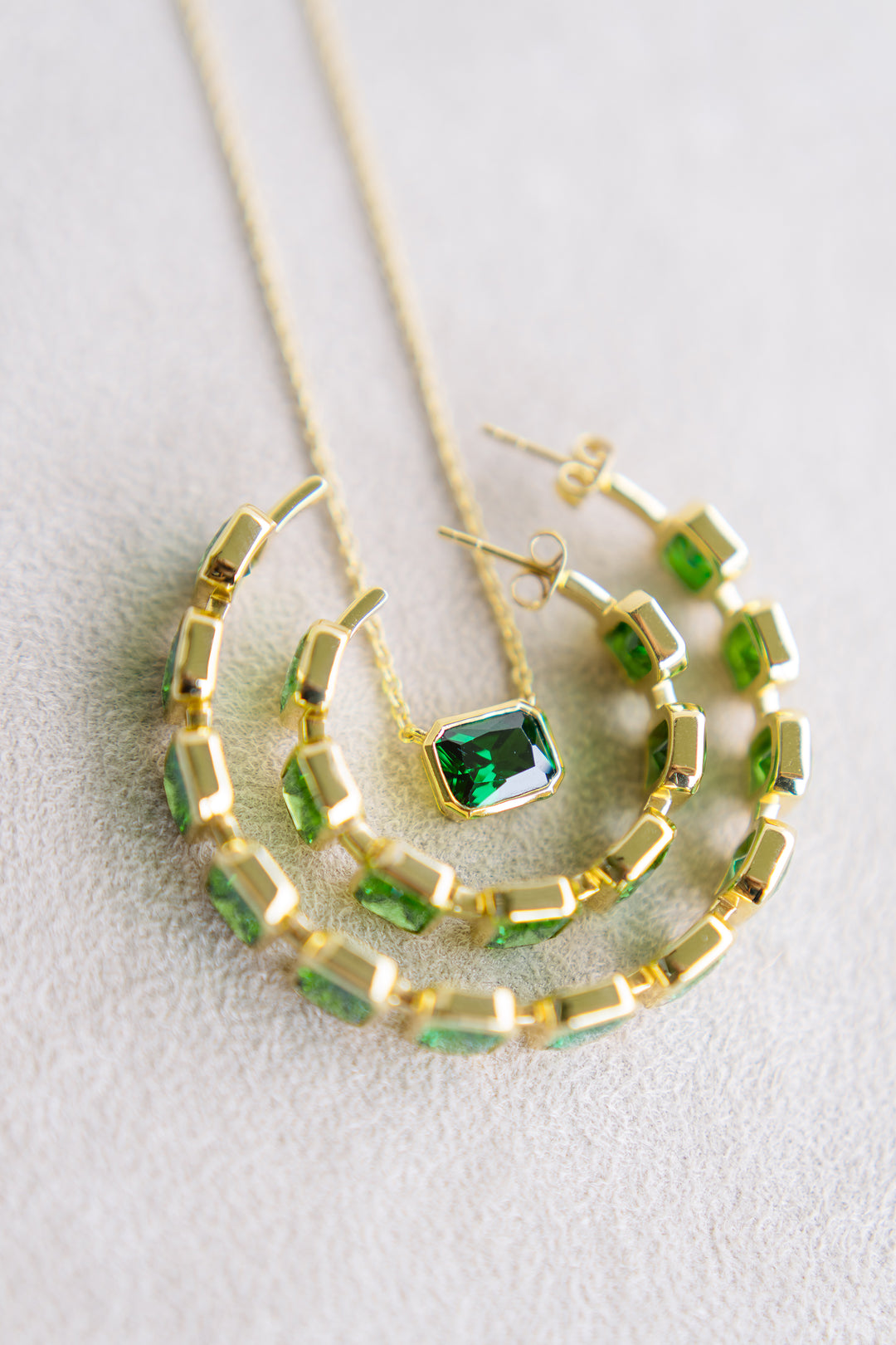 Gal Necklace in Emerald Cubic Zirconia and Yellow Gold