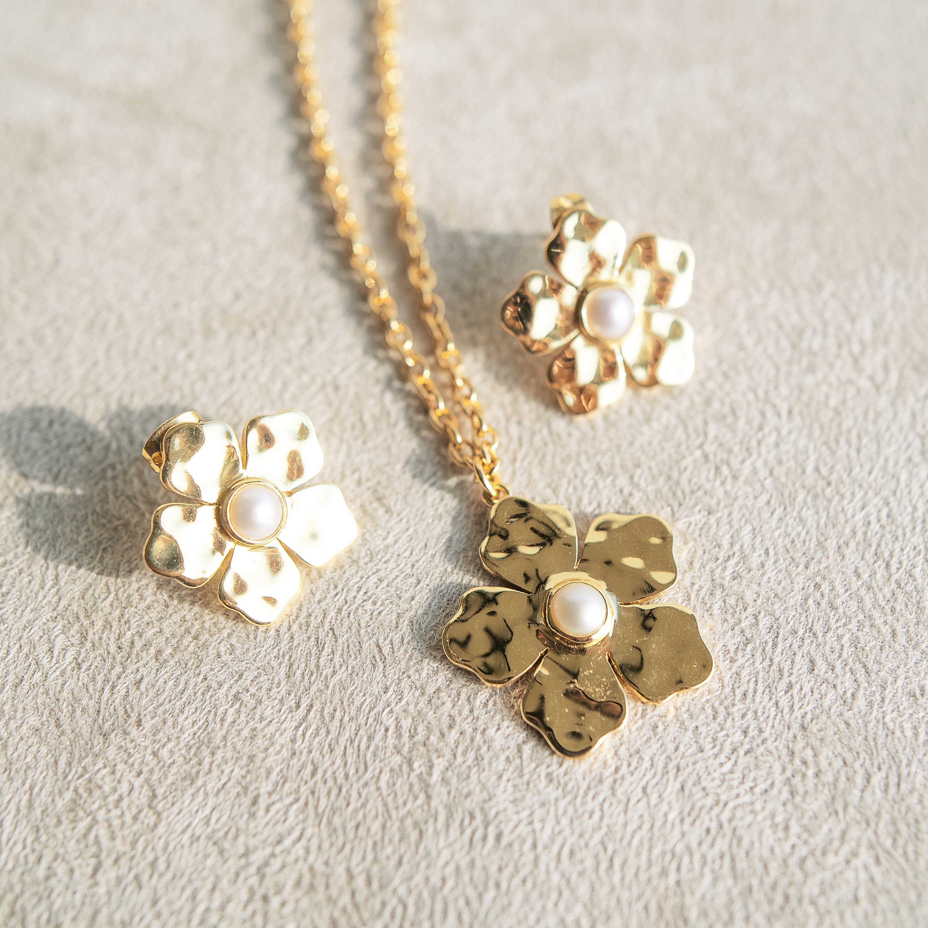 Large Flower Necklace, Pearl Necklace, Hammered Gold Flower Necklace, Pearl and Flower Necklace, Unique Jewelry, authentic Cute Jewelry, Gift for Her