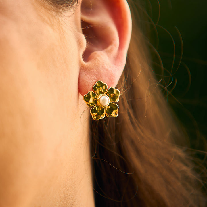 Hammered Gold Flower Stud Earrings in Pearl