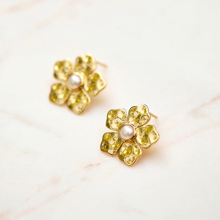 Hammered Gold Flower Stud Earrings in Pearl