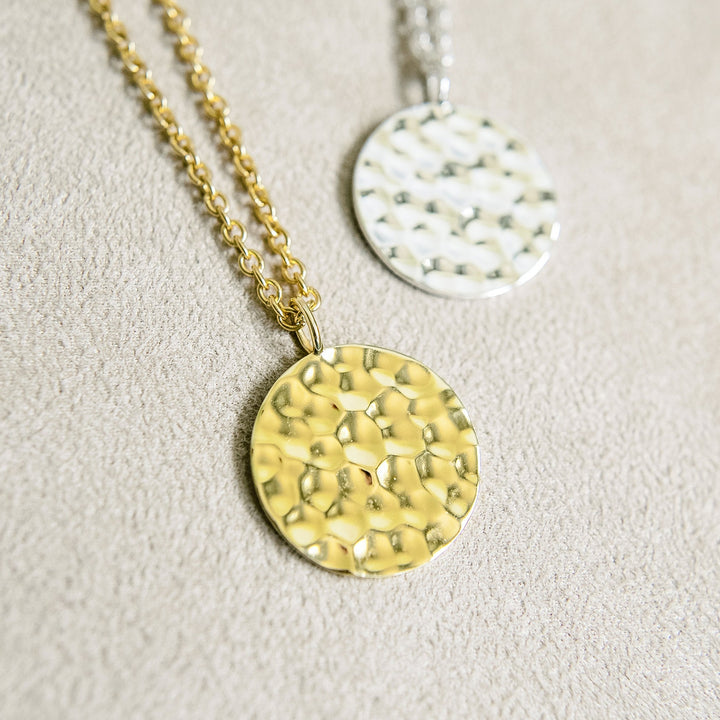 Kári Pendant Necklace in Hammered Gold