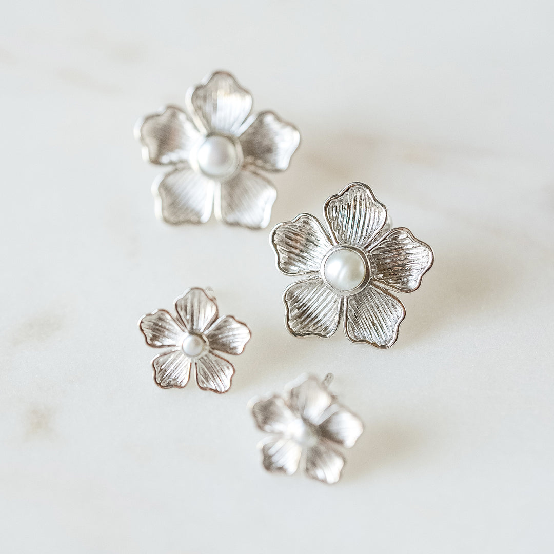 Mini Flower Stud Earrings in white Gold and Pearl