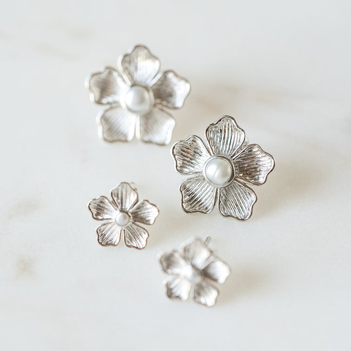Mini Flower Stud Earrings in white Gold and Pearl