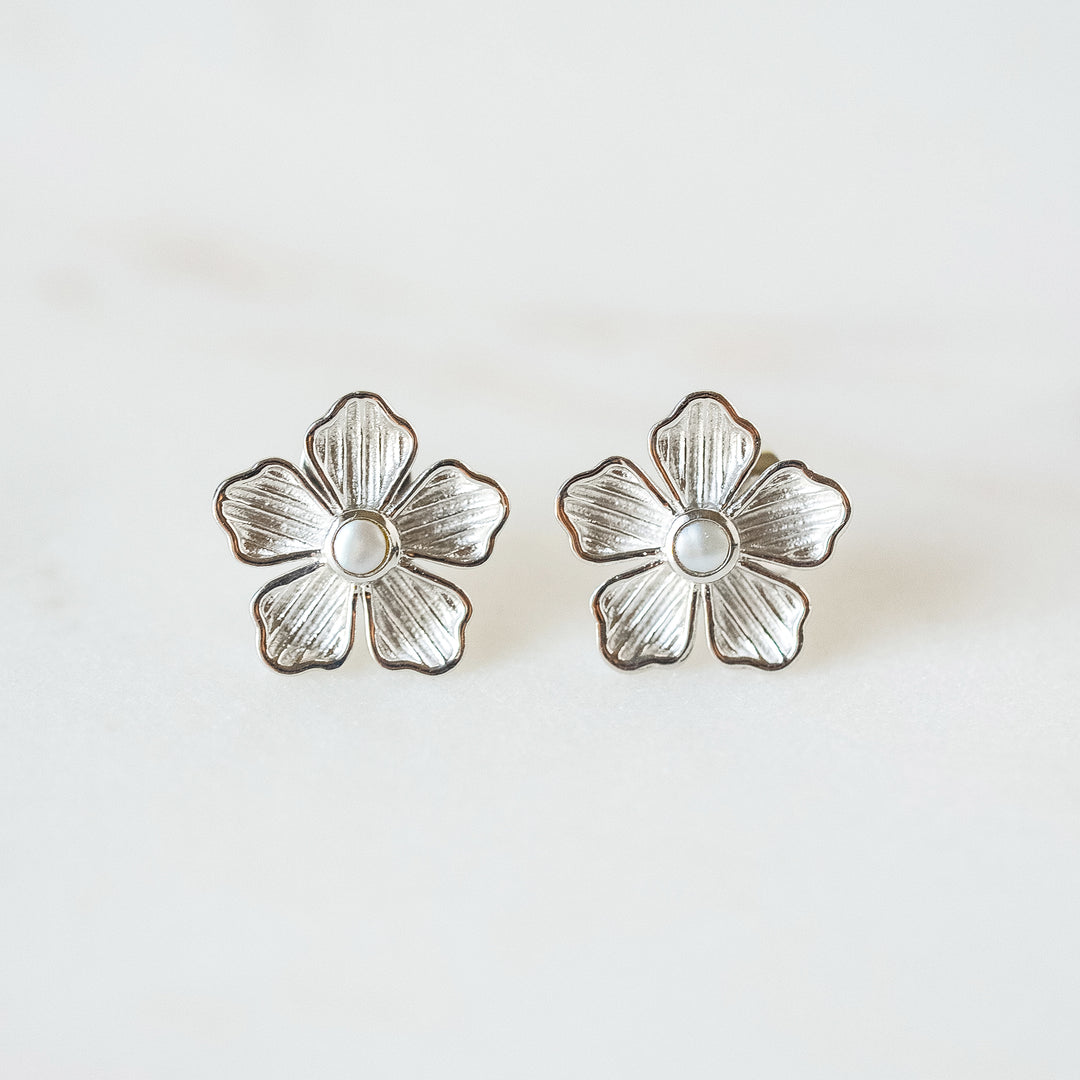 Mini Flower Stud Earrings in white Gold and Pearl