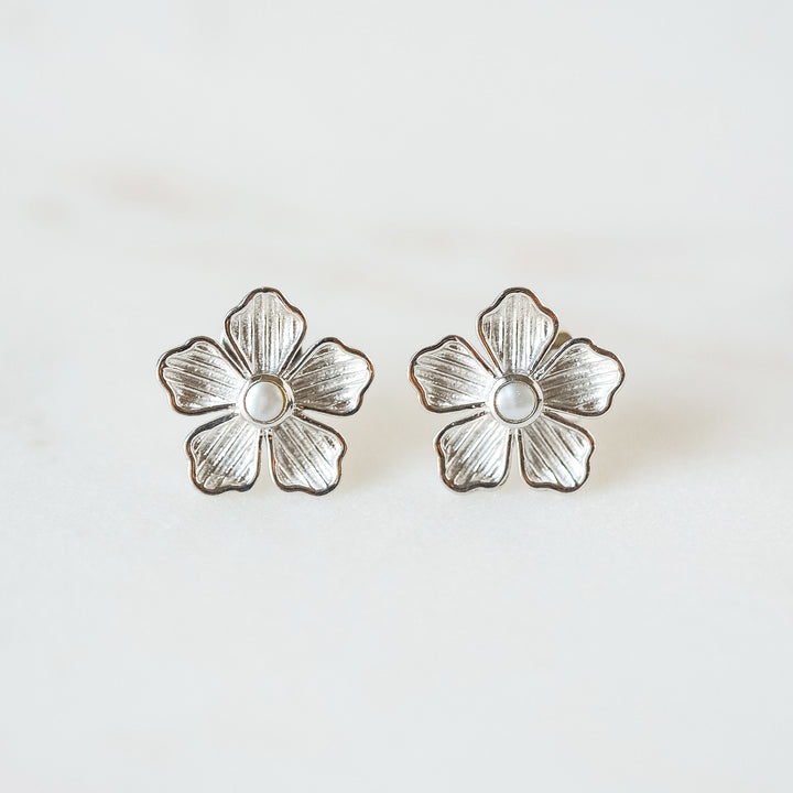 Mini Flower Stud Earrings in white Gold and Pearl