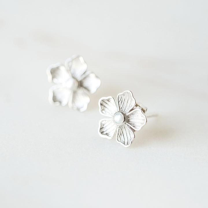 Mini Flower Stud Earrings in white Gold and Pearl