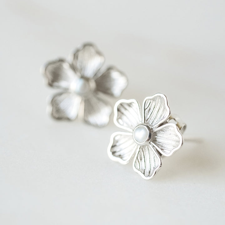 Small Flower Stud Earrings in White Gold and Pearl